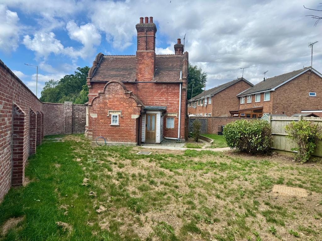 Lot: 181 - PERIOD THREE-BEDROOM LODGE HOUSE FOR IMPROVEMENT - East Lodge